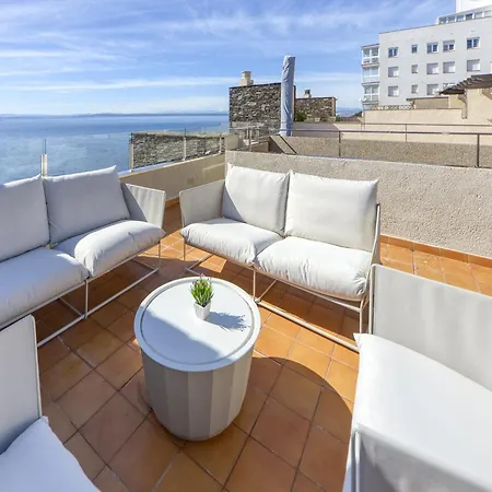 Apartment In With Beachfront Views Roses