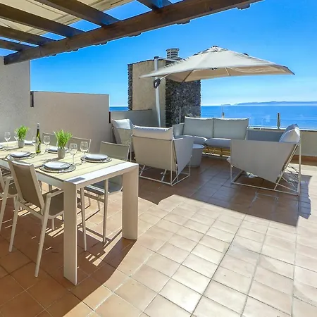 Apartment In With Beachfront Views *