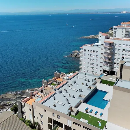 Apartment In With Beachfront Views