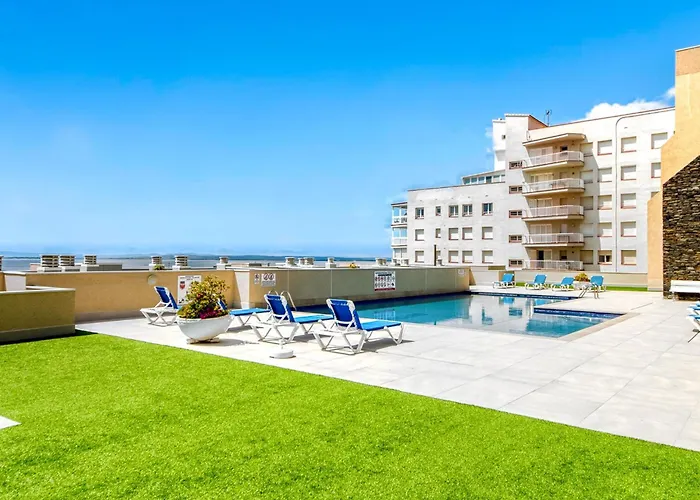 In With Beachfront Views Apartment *