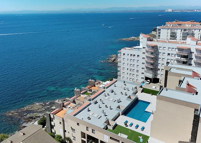 Apartment In With Beachfront Views